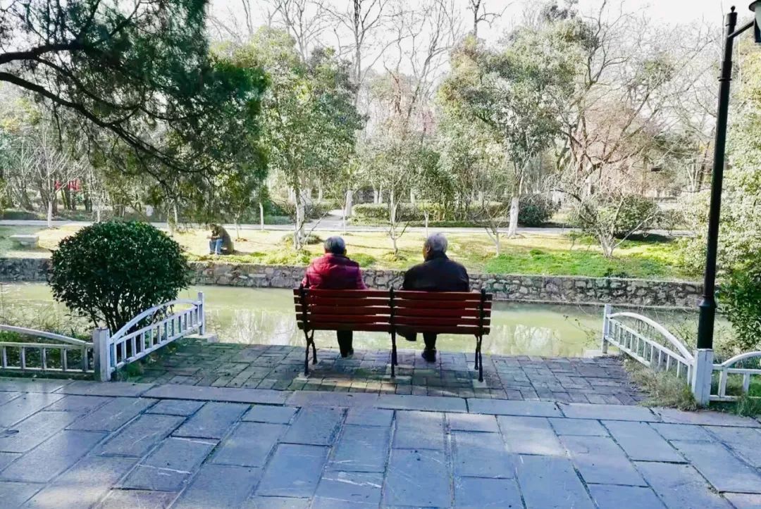 抑郁之后，丈夫開始拉著我的手睡覺
