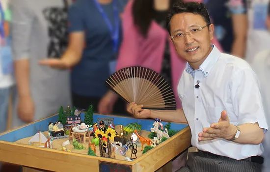 以?xún)和囊暯抢斫鈨和?，學(xué)校老師所必備的心理技能?