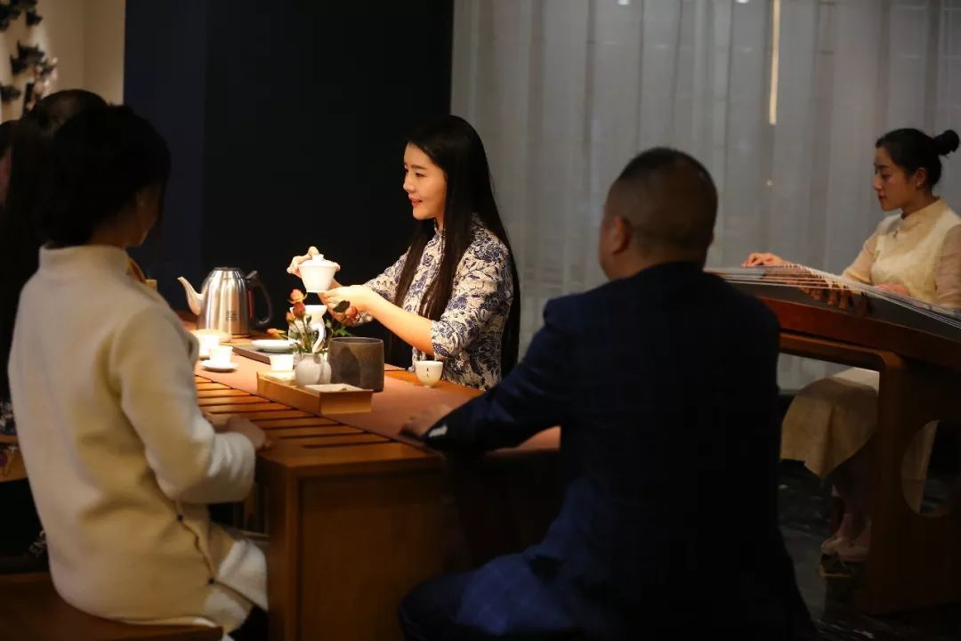心理治療師：學(xué)會傾聽自己關(guān)注自己的情緒表現(xiàn)