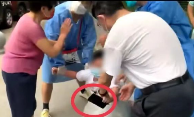 10歲男孩拿刀要砍人：大眾如何應(yīng)對？